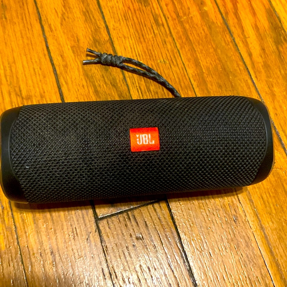 Black JBL Filp 5 speaker